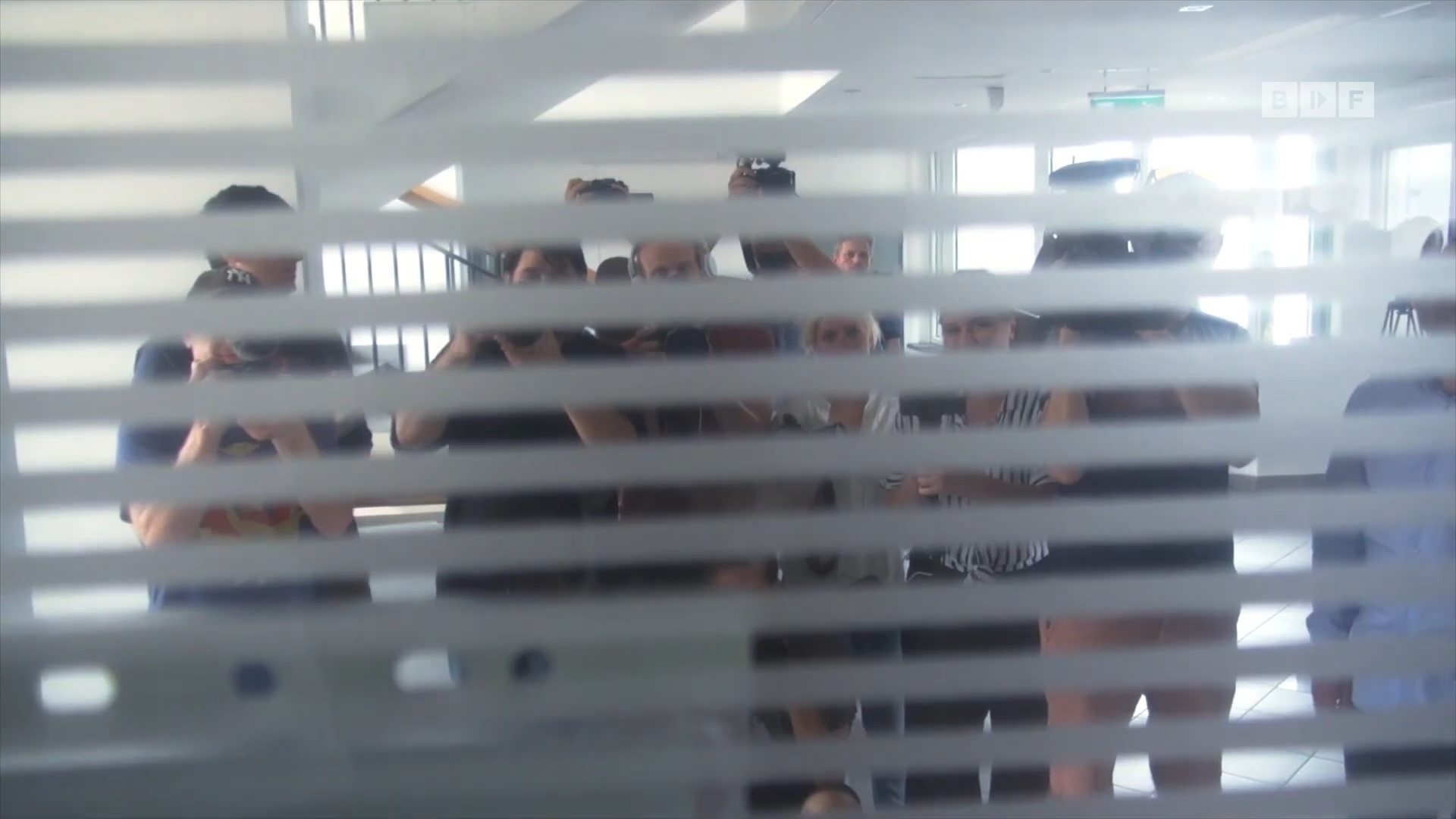 80 dühös újságíró